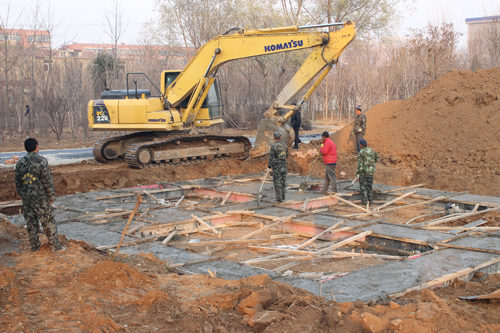 土建工程挖機建筑加固現(xiàn)場